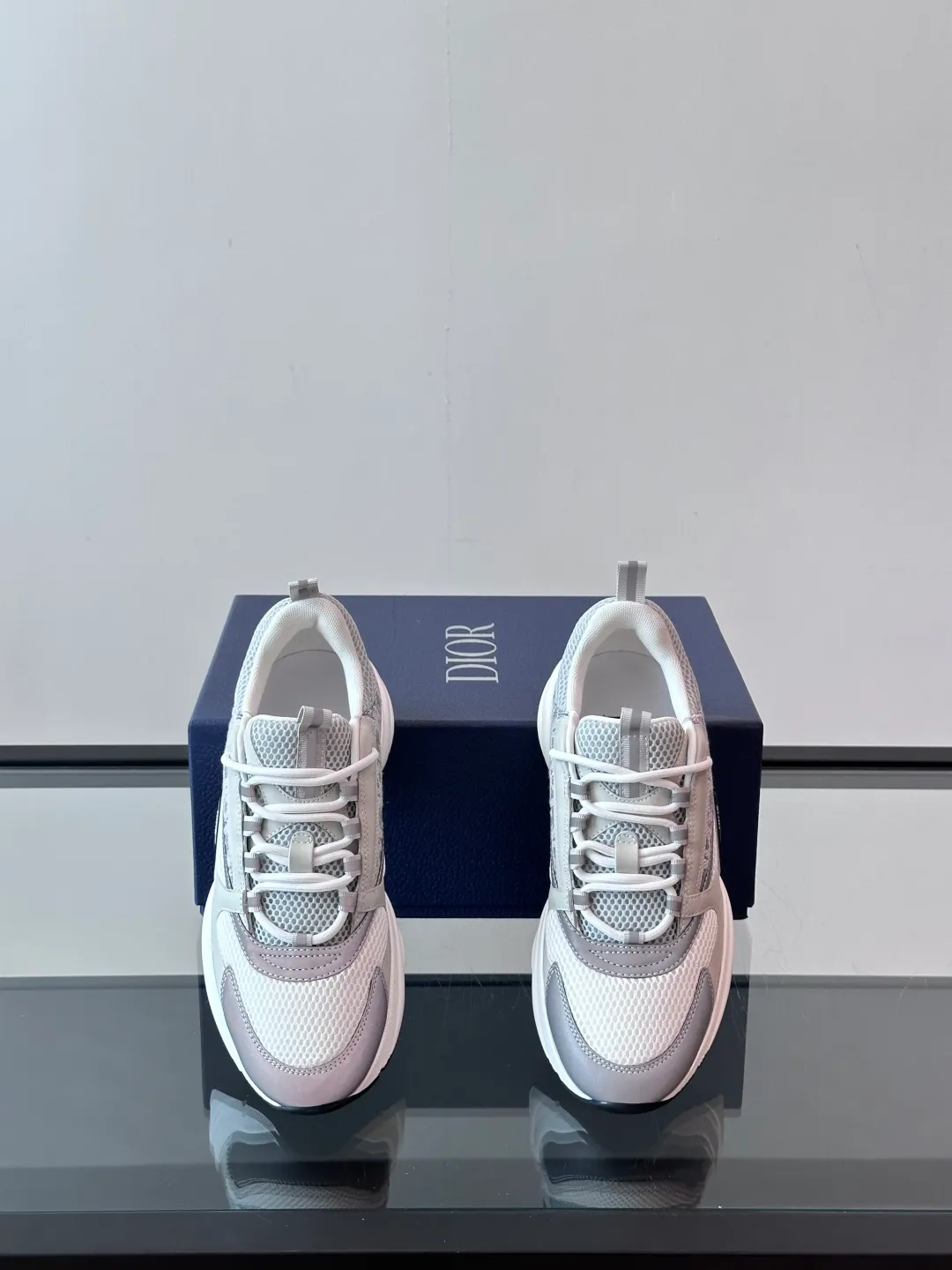 Factory price: 480💰 ◾️▫️Dior D®️ x 🆕 (high version) B22 men's jogging fashion sneakers, this single product draws inspiration from retro jogging shoes. It adopts a thick low-top design, with an upper made of black cow leather and mesh fabric, and a black and white engraved rubber sole. Black mesh fabric tongue and heel counters complement black laces, with an embossed "Di~r" logo embellishment on the side. These sneakers can be mixed and matched with a classic suit for a sporty chic look! Size: 39-45 (38, 46, 47 can be customized)